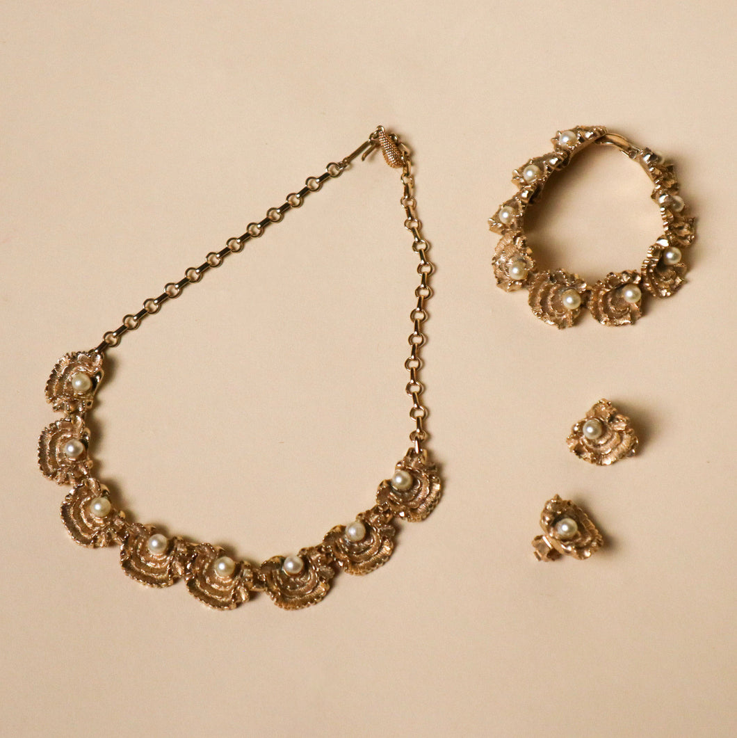 Vintage Deadstock Gold Clam Shell Jewelry Set