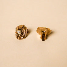 Load image into Gallery viewer, Vintage Deadstock Gold Clam Shell Earrings
