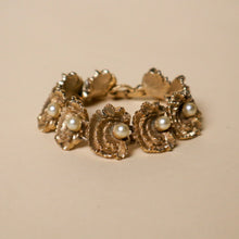 Load image into Gallery viewer, Vintage Deadstock Gold Clam Shell Bracelet

